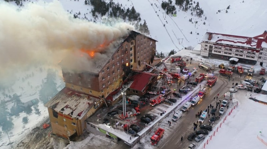 Cel puţin zece morţi şi 32 de răniţi în Turcia, într-un incendiu la un hotel în staţiunea de schi Kartalkaya, anunţă Guvernul. Angajaţii au ajutat la evacuarea celor 237 de persoane cazate