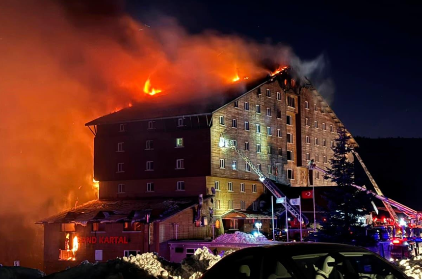 Bilanţul incendiului din Turcia creşte la 66 de morţi şi 51 de răniţi, unul grav. Sinistrul a fost stins, anunţă Guvernul