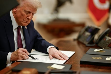 În prima sa zi plină la Casa Albă, Trump face concedieri şi un anunţ cu privire la infrastructura pentru inteligenţa artificială