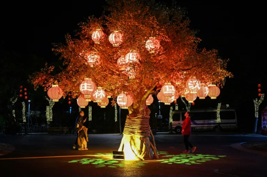 Festival de lampioane în sudul Chinei, înaintea Noului An lunar al Şarpelui, care începe la 29 ianuarie