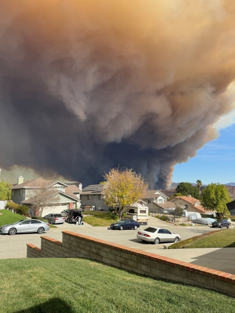 Un nou incendiu de vegetaţie a izbucnit la nord de Los Angeles, obligând la noi evacuări