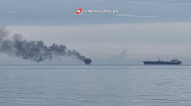 Douăzeci de persoane evacuate de pe platforme la Marea Adriatică în largul Italiei, în urma unui incendiu pe o platformă greacă