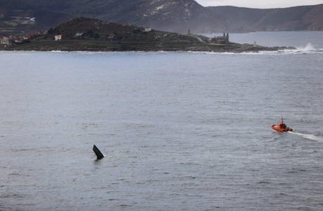 Un ”narcosubmarin” se rupe în două în timp ce era remorcat de un pescador spaniol, în largul Galiciei