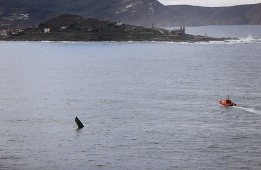Un ”narcosubmarin” se rupe în două în timp ce era remorcat de un pescador spaniol, în largul Galiciei