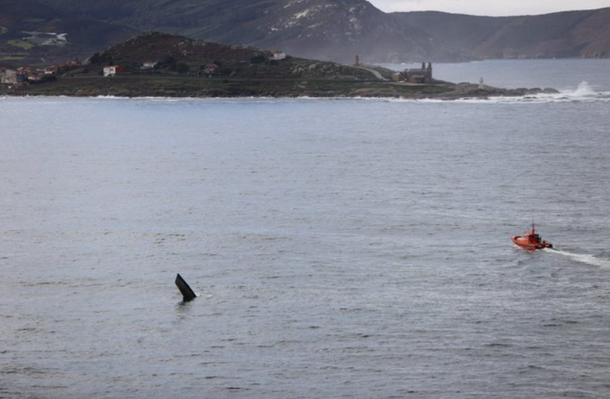 Un ”narcosubmarin” se rupe în două în timp ce era remorcat de un pescador spaniol, în largul Galiciei