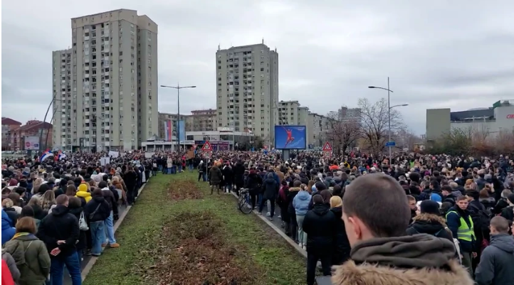 Şcolile, librăriile şi teatrele din Serbia s-au închis în urma unui amplu protest antiguvernamental