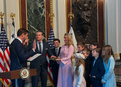 Pete Hegseth, confirmat cu votul lui J.D. Vance secretar al Apărării, depune jurământul sub auspiciile vicepreşedintelui lui Donald Trump. ”Atunci când câştigi campionatul nu-ţi pasă de scor”