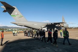 Columbia nu a primit două avioane militare americane cu migranţi deportaţi, anunţă un oficial