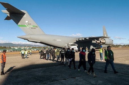 Columbia nu a primit două avioane militare americane cu migranţi deportaţi, anunţă un oficial