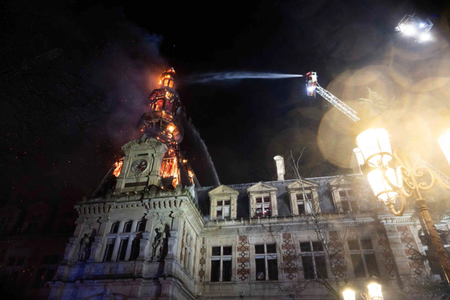 Incendiu violent la Paris, la sediul Primăriei Arondismentului al XII-lea, un edificiu impozant din 1876, a cărui clopotniţă a fost cuprinsă de flăcări