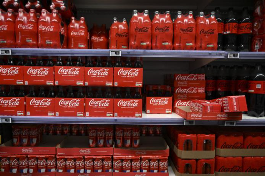 Îmbuteliatorul european al Coca-Cola retrage masiv sucuri în Europa, din cauza unei concentraţii prea mari de clorat. Este vorba despre producţia timp de 11 zile la Gand, în Belgia. Compania anunţă rambursarea produselor şi le cere scuze consumatorilor