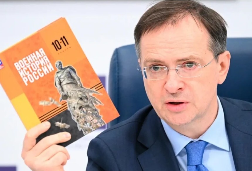 Elevii din Rusia învaţă din noile manuale că ţara lor a fost „forţată” să intervină în Ucraina. Editorul cărţilor este Vladimir Medinski, asistentul lui Putin