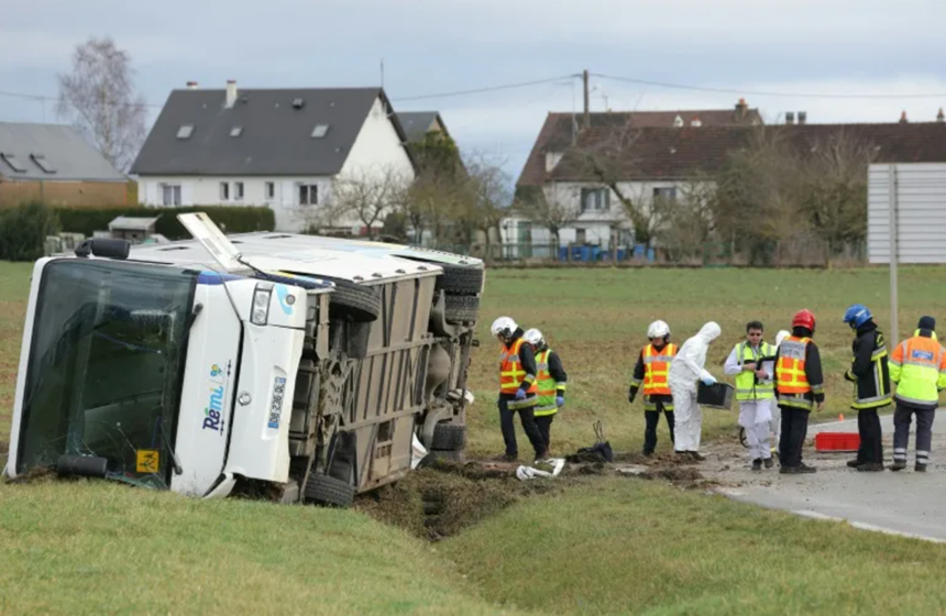 O liceană de 15 ani moartă şi alţi 20 de elevi răniţi în nordul Franţei, într-un accident de autobuz şcolar în apropiere de Châteaudun, în Eure-et-Loir