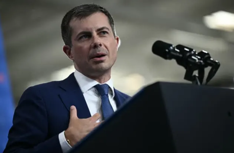 Fostul secretar al Transporturilor al lui Biden, Pete Buttigieg, respinge reacţia lui Trump după coliziunea aeriană de la Washington drept ”abjectă”. ”Este abject. În timp ce familiile sunt în doliu, domnul Trump ar trebui să conducă şi nu să mintă”