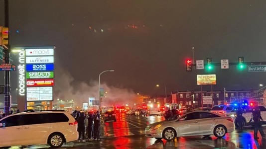 Un avion de mici dimensiuni s-a prăbuşit lângă un mall din Philadelphia, provocând explozii. Mai multe case au fost cuprinse de flăcări - VIDEO