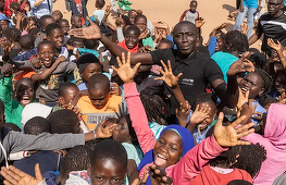 Khaby Lame, cea mai populară personalitate TikTok din lume, ambasador UNICEF / Anunţul, făcut în Senegal, ţara sa natală / Are peste 162 de milioane de urmăritori şi a fost inclus pe lista Forbes a primilor 10 creatori de conţinut 