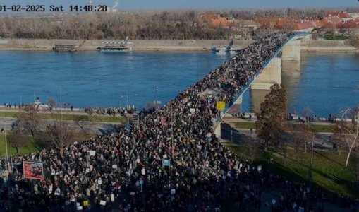 Trei luni de la prăbuşirea acoperişului gării din Novi Sad: Protest masiv organizat de studenţi. Manifestanţii au blocat podurile peste Dunăre