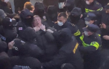 Georgia: Liderul opoziţiei, arestat în timpul manifestaţiilor pro-UE. A fost arestat şi Giorgi Ugulava, fost primar al oraşului Tbilisi