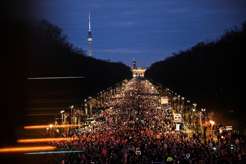 Germania: Cel puţin 160.000 de oameni au protestat duminică la Berlin