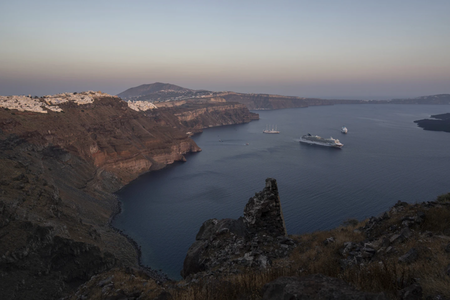 Noi seisme pe insula turistică greacă Santorini, unde locuitorii dorm afară de frică. Cutremur de 4,2 grade pe scara Richter. Autorităţile nu exclud un cutremur de peste 5 grade pe scara Richter. Mulţi locuitori au părăsit insula de frica unui tsunami