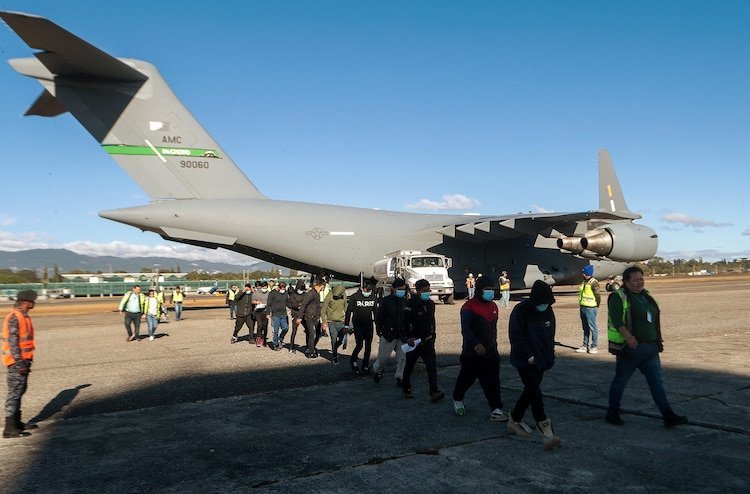 El Salvador va accepta deportaţi americani de orice naţionalitate, inclusiv americani încarceraţi, în cadrul unui acord fără precedent
