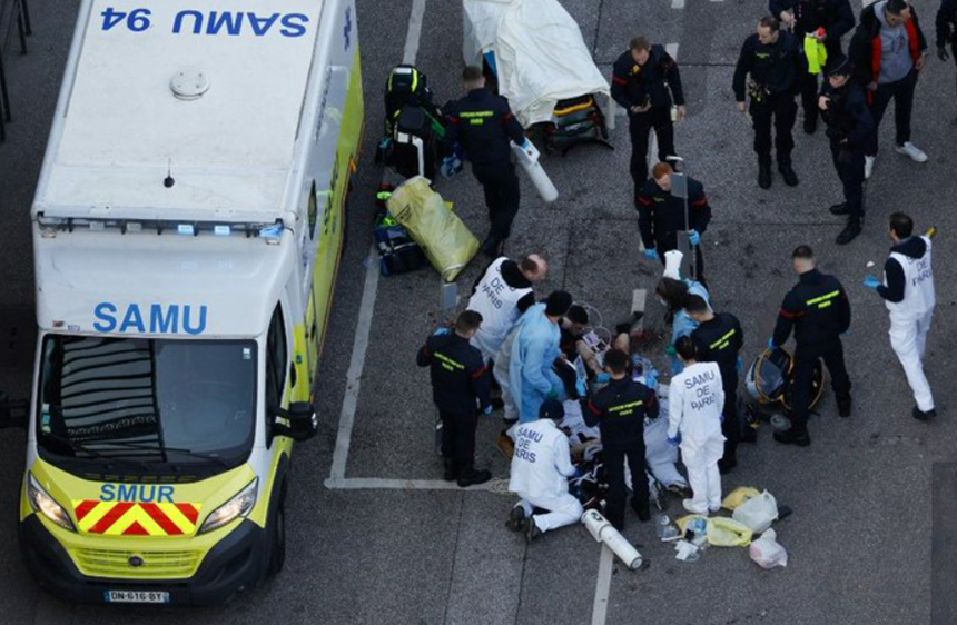 Un sirian, ucis prin împuşcare în timp ce desena svastici la Gara Austerlitz, la Paris. Un şofer de taxi, împuşcat într-un picior, o victimă colaterală