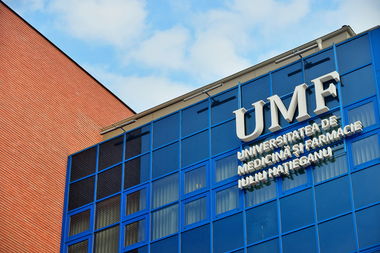 Le Monde: România, ţară de refugiu pentru studenţii care nu intră la Medicină în Franţa. Întoarcerea lor acasă, ca să profeseze, este însă complicată. Se lovesc de prejudecăţi cu privire la formarea lor. Mulţi preferă alte destinaţii