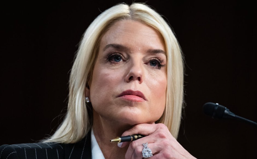 Pam Bondi, confirmată în funcţia de secretară a Justiţiei, secundată de trei avocaţi personali ai lui Trump, Todd Blanche, Emil Bove şi John Sauer