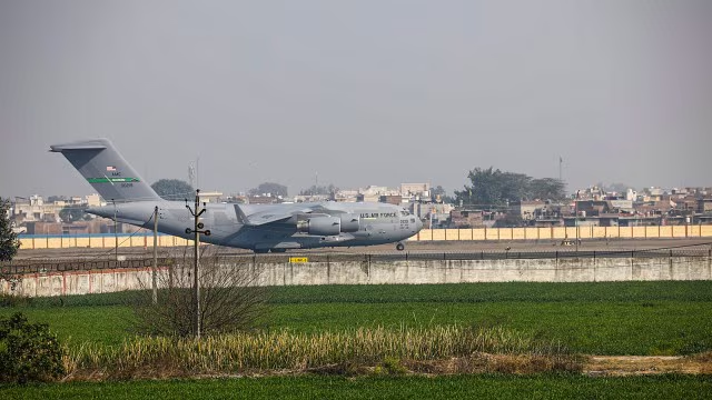 Un avion militar american a transportat 104 imigranţi ilegali înapoi în India. Zborul este o premieră