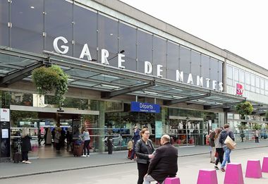 Un bărbat a fost amendat cu 200 de euro pentru că a vorbit pe speaker la telefon într-o gară din Franţa