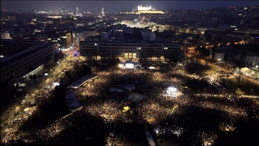 Zeci de mii de persoane au demonstrat în Slovacia împotriva premierului Robert Fico