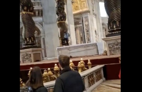 Un român s-a urcat pe altarul din bazilica Sfântul Petru de la Vatican şi a deteriorat şase candelabre valoroase - VIDEO