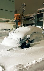 Japonia se confruntă cu un val excepţional de ninsori, care paralizează transportul şi activităţile obişnuite. Două localităţi sunt sub 3 metri de zăpadă. Într-un alt oraş, în numai 12 ore s-a depus un strat de 1,2 metri de nea