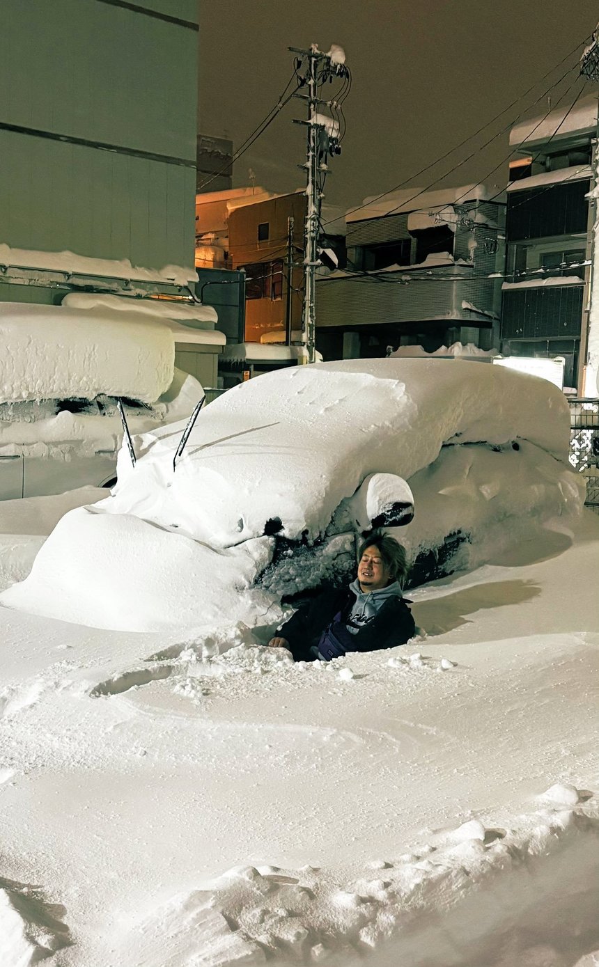 Japonia se confruntă cu un val excepţional de ninsori, care paralizează transportul şi activităţile obişnuite. Două localităţi sunt sub 3 metri de zăpadă. Într-un alt oraş, în numai 12 ore s-a depus un strat de 1,2 metri de nea