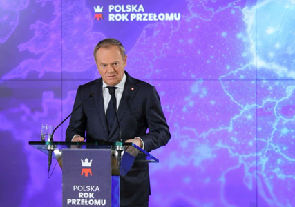 Tusk anunţă la Brusa din Varşovia un un plan de investiţii-record în securitate şi creştere economică de 155 mld. €. ”Nu a existat niciodată o asemenea sumă în istoria economiei poloneze”. Vrea să depăşească economiile Vestului ”care, până de curând, ne p