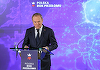Tusk anunţă la Brusa din Varşovia un un plan de investiţii-record în securitate şi creştere economică de 155 mld. €. ”Nu a existat niciodată o asemenea sumă în istoria economiei poloneze”. Vrea să depăşească economiile Vestului ”care, până de curând, ne p