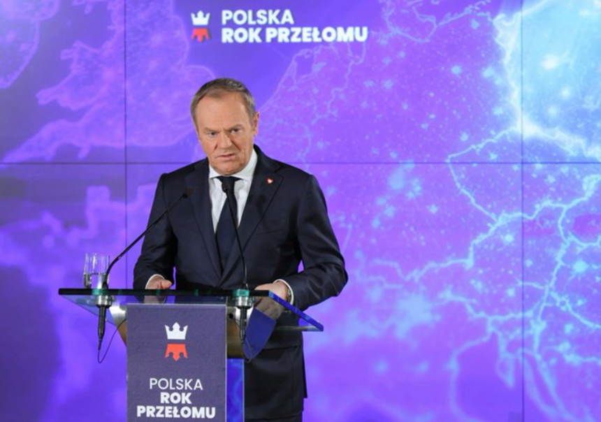 Tusk anunţă la Brusa din Varşovia un un plan de investiţii-record în securitate şi creştere economică de 155 mld. €. ”Nu a existat niciodată o asemenea sumă în istoria economiei poloneze”. Vrea să depăşească economiile Vestului ”care, până de curând, ne priveau cu dispreţ”