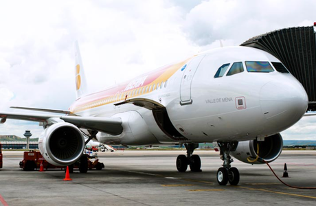 Un bărbat sare dintr-un avion aflat pe punctul de a decola, pe Aeroportul Paris-Orly