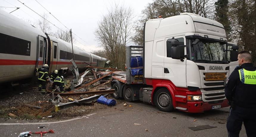 Un mort şi 12 răniţi în nordul Germaniei, într-o coliziune între un tren de mare viteză ICE şi o semiremorcă, la Hamburg