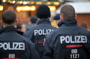 UPDATE-Germania anunţă că a dejucat un plan al unui atentat la un centru de primire a azilanţilor la Senftenberg, la sud de Berlin. Un suspect în vârstă de 21 de ani, originar din landul Saxonia, arestat în urma unui denunţ