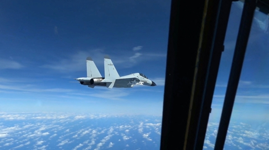 Un avion de vânătoare chinez trage cu rachete de iluminare în apropierea unui avion australian în patrulare la Marea Chinei de Sud. Canberra protestează pe lângă Beijing. China acuză Australia de ”încălcarea suveranităţii”