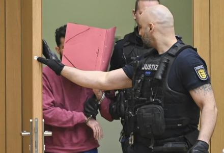 Un afgan judecat cu privire la un atac cu cuţitul la Mannheim, soldat cu moartea unui poliţist, păstrează tăcerea asupra motivului în prima zi a procesului, într-o sală securizată a Închisorii Stuttgart-Stammheim