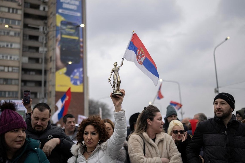 Mii de studenţi sârbi protestează la Kragujevac împotriva corupţiei, după o tragedie feroviară din noiembrie