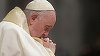 Papa Francisc a petrecut o noapte liniştită în spital, în timp ce un cardinal s-a rugat pentru sănătatea sa