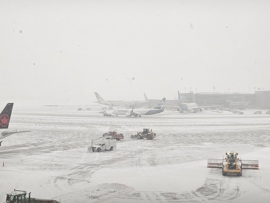 UPDATE 2 - Incident aviatic pe aeroportul din Toronto. O aeronavă cu 80 de oameni la bord s-a răsturnat pe spate la aterizare. 18 pasageri răniţi au fost transportaţi la spitale locale, potrivit şefului pompierilor - VIDEO