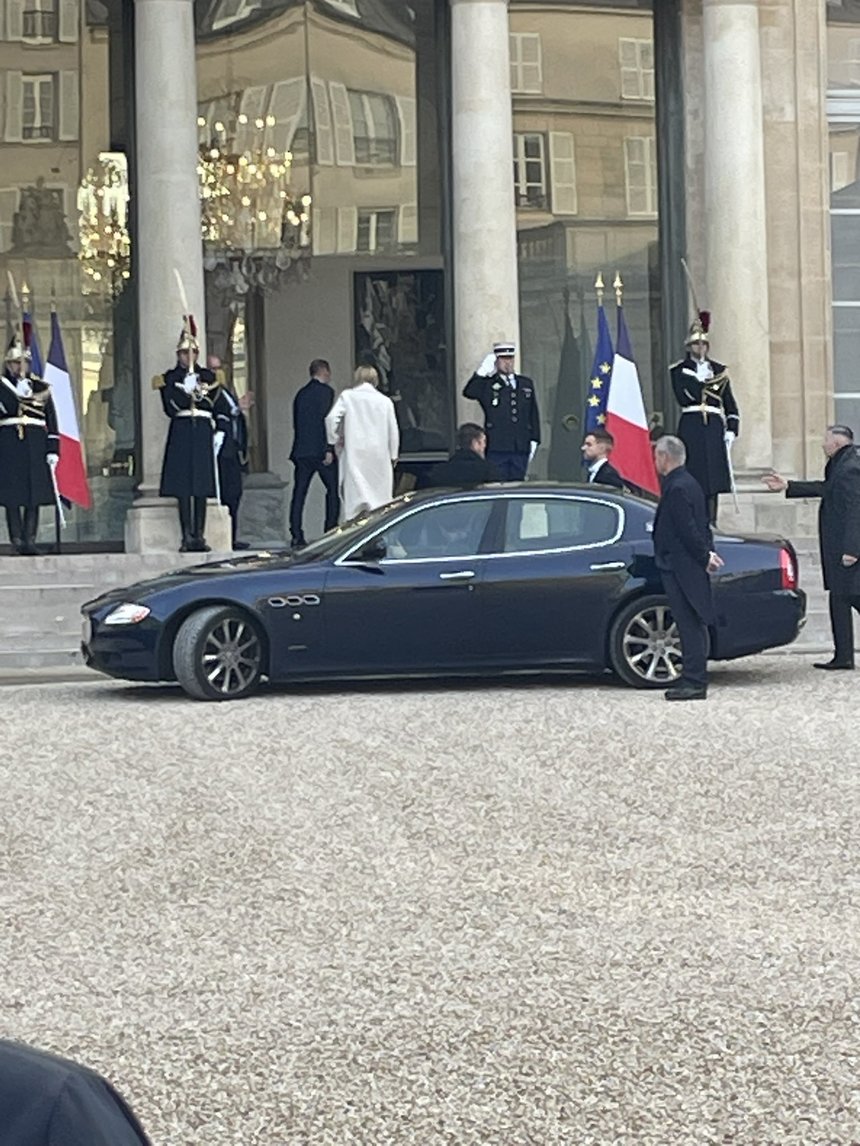 Giorgia Meloni a ajuns luni la reuniunea de la Palatul Élysée într-un Maserati, cu aproape o oră întârziere. Dilemele premierului italian