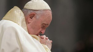 Papa suferă de dublă pneumonie, iar tabloul său clinic rămâne „complex”, anunţă Vaticanul