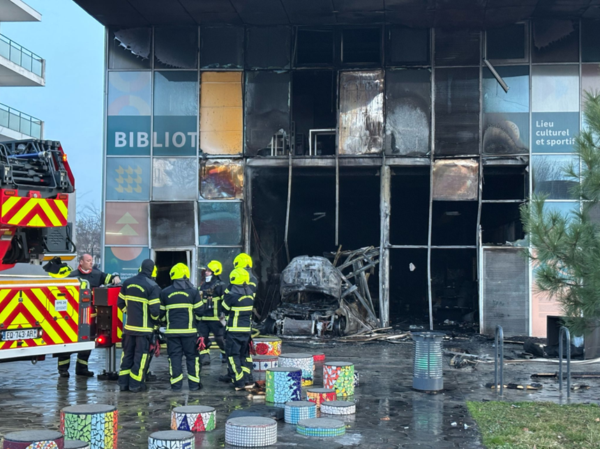 O bibliotecă incendiată în Franţa, în ciocniri cu poliţia la Grenoble