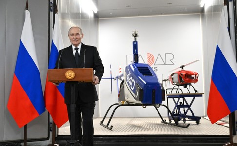 Putin laudă negocierile dintre Rusia şi SUA şi susţine că Ucraina nu va fi exclusă de la masa discuţiilor, în timp ce vizitează o fabrică de drone din Sankt Petersburg