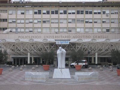 Premierul italian Giorgia Meloni l-a vizitat pe Papa Francisc în spital: Este alert şi glumeşte în ciuda pneumoniei sale / Pe reţelele sociale, în special pe X, postări în mai multe limbi anunţau decesul suveranului pontif